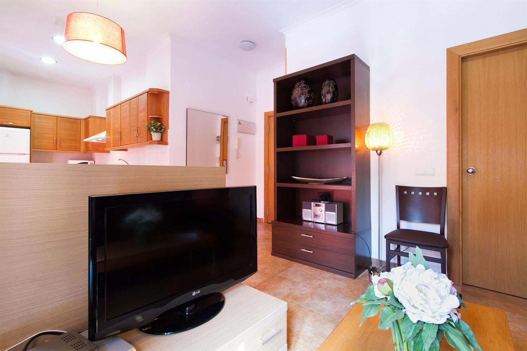Living Valencia Apartments - Merced 외부 사진